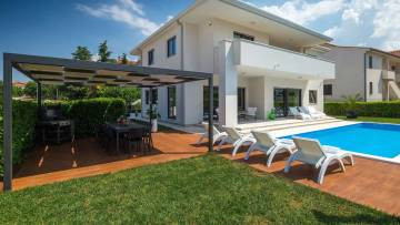 Moderna vila samo 600 m od mora i plaže Moderna vila samo 600 m od mora i plaže